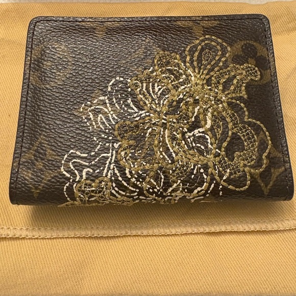 Louis Vuitton Limited Edition Gold Monogram Dentelle Ludlow Wallet - Authentic - Picture 4 of 15